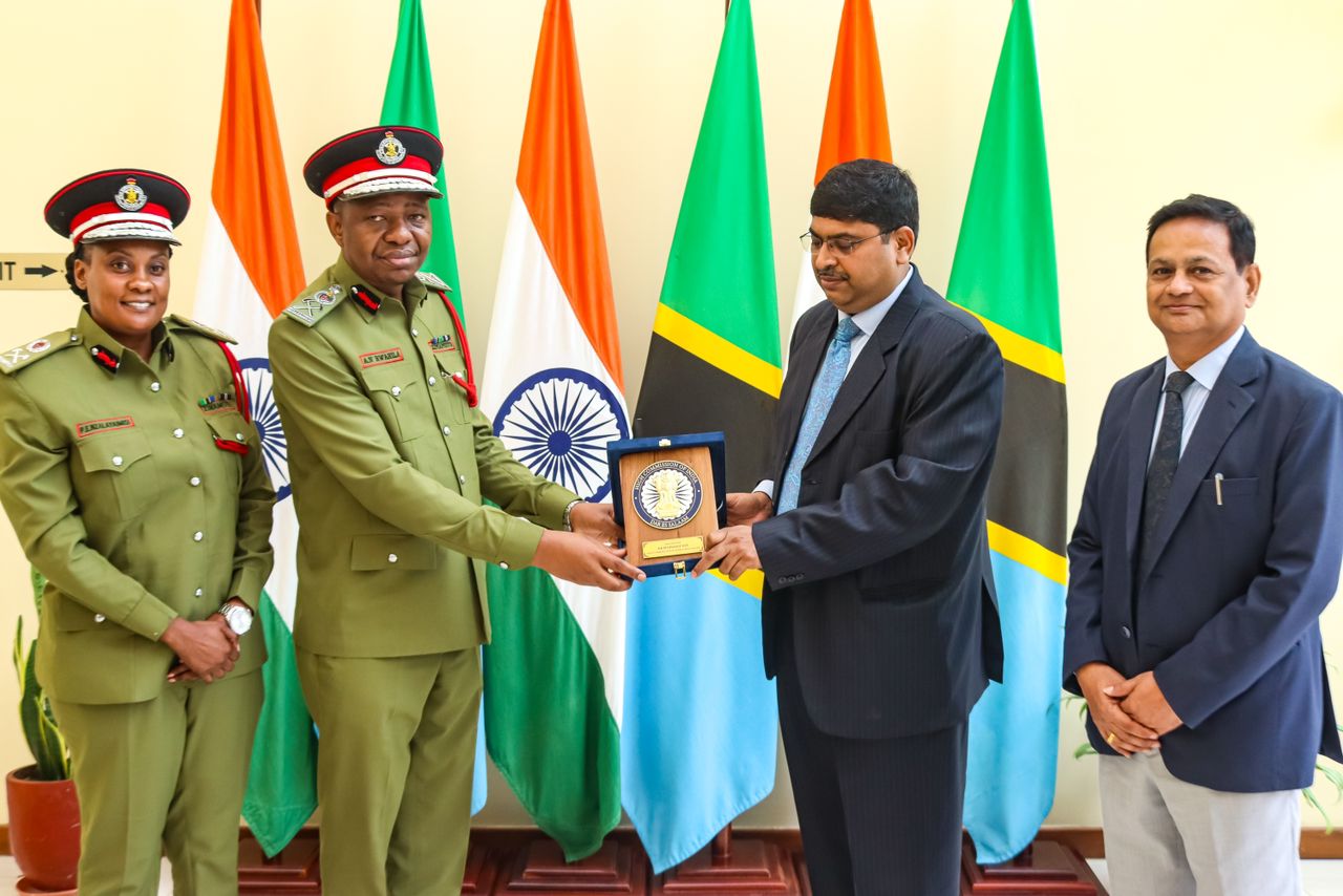 Kamishna Athuman Nassa akiwa na Balozi wa India Nchini Tanzania Bishwadip Dey baada ya kusaini hati