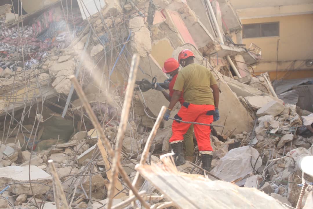 Askari wakiendelea na Operesheni ya Maokozi kufuatia kuporomoka kwa Jengo Kariakoo Jijini Dar es Salaam Mwaka 2024