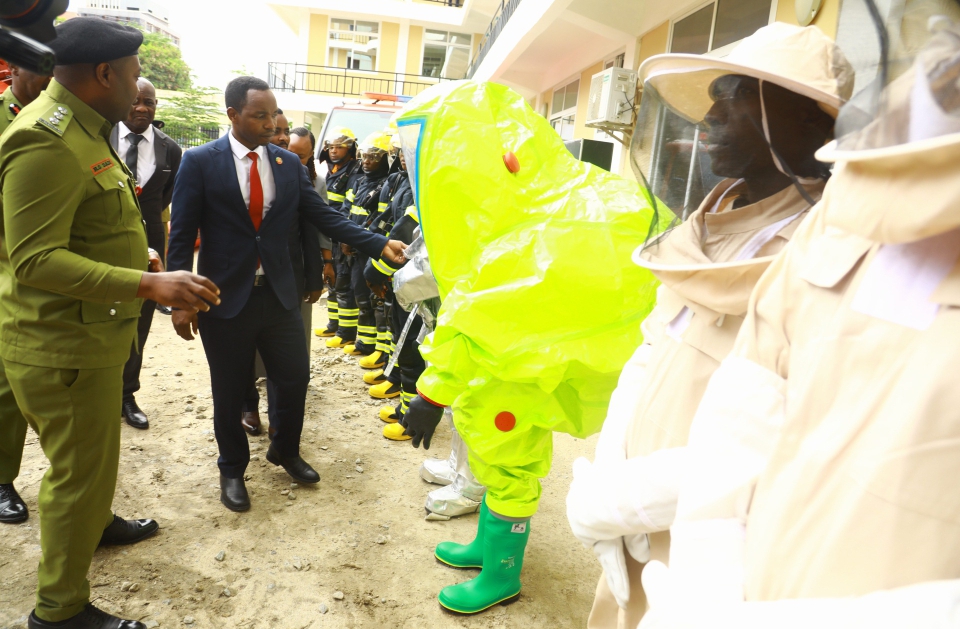  Waziri wa Mambo ya Ndani ya Nchi, Mhe. Patrobas Katambi akiangalia moja ya Mavazi yanayotumika Kuzimaoto na kufanya Uokoaji