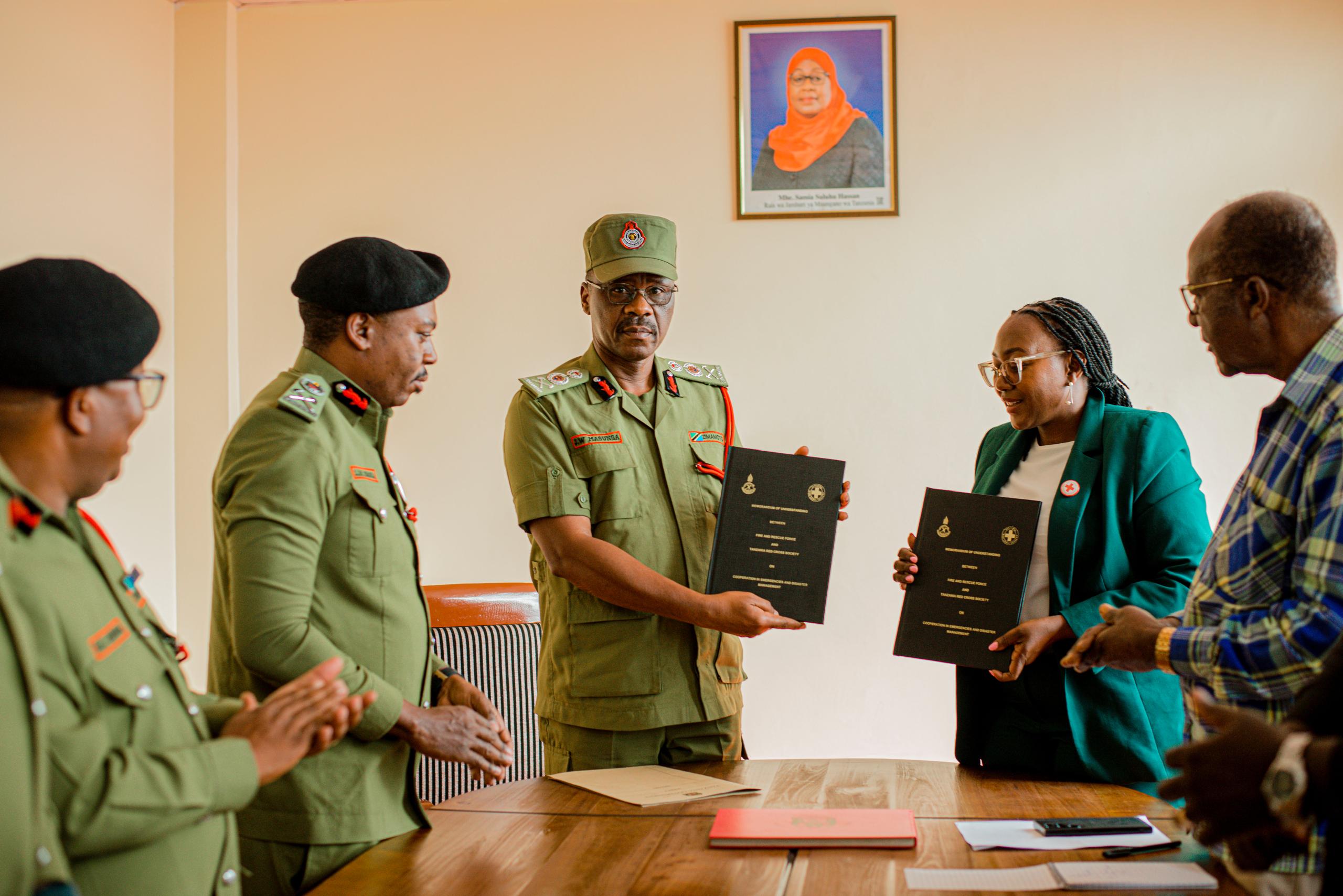 CGF John Masunga akiwa na Katibu Mkuu wa Chama cha Msalaba Mwekundu Tanzania, Lucia Pande baada ya kusaini Hati ya Makubaliano