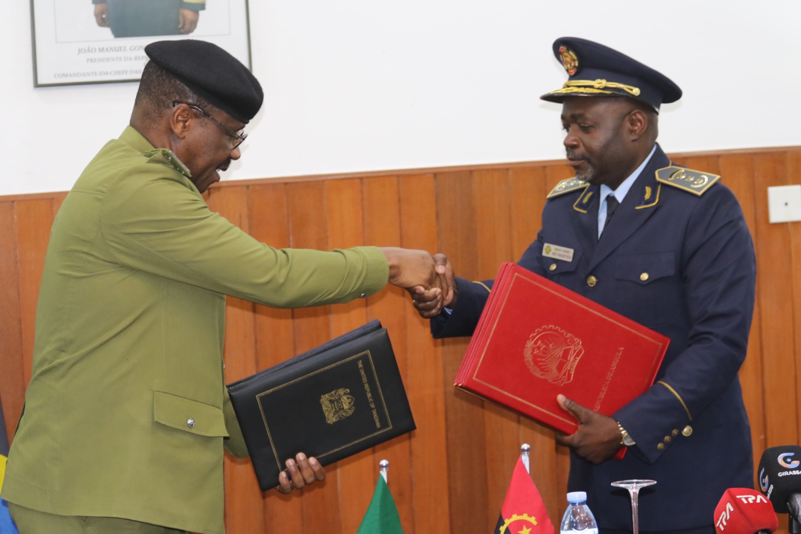   CGF John Masunga akiwa na Mkuu wa Usalama wa Raia na Huduma za Zimamoto Angola Bravo Mendes baada ya kusaini  MoU Sept. 2025