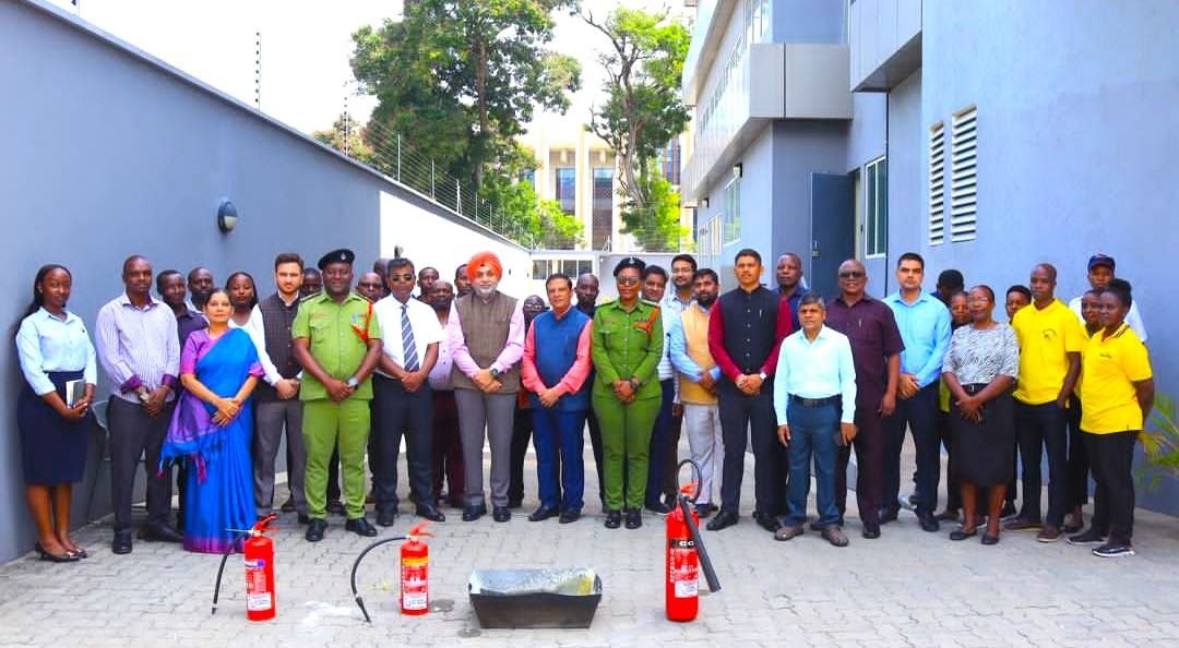 Wafanyakazi wa Ubalozi wa India Nchini wakiwa katika picha ya pamoja baada ya kupewa elimu ya kinga na tahadhari ya majanga 2026